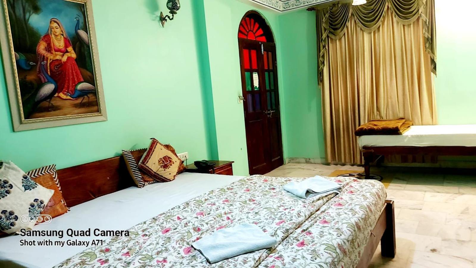 โฮเต็ล รานิ มาฮอล Bed & Breakfast ชัยปุระ ภายนอก รูปภาพ