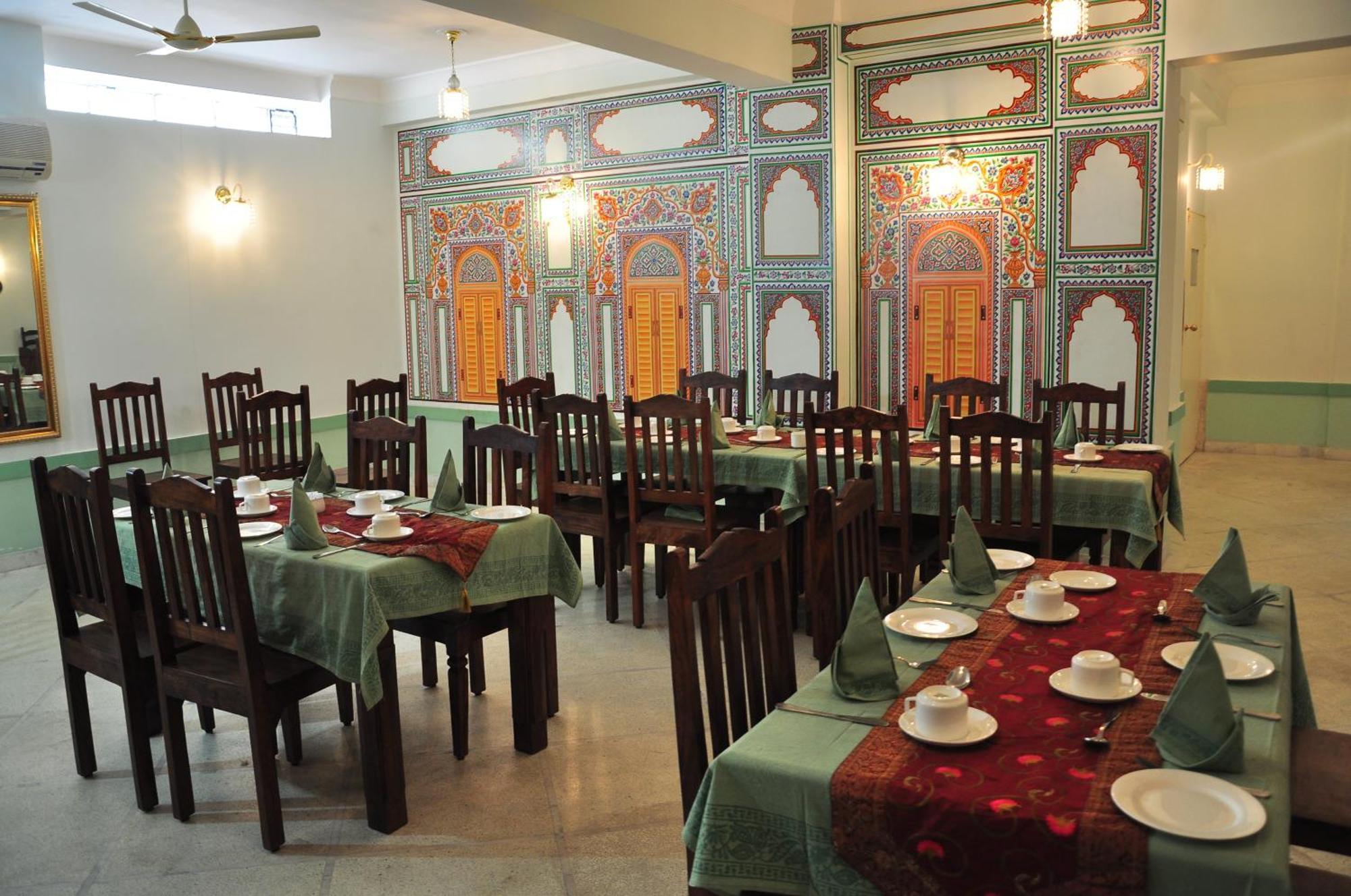 โฮเต็ล รานิ มาฮอล Bed & Breakfast ชัยปุระ ภายนอก รูปภาพ